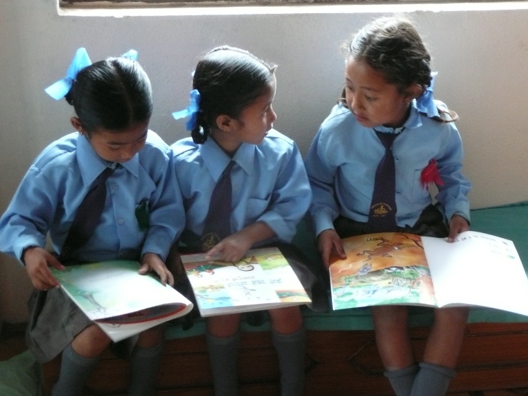 3 fillettes à la bibliothèque de l'école