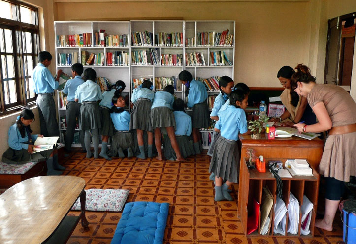 Une belle bibliothèque bien remplie pour l'école