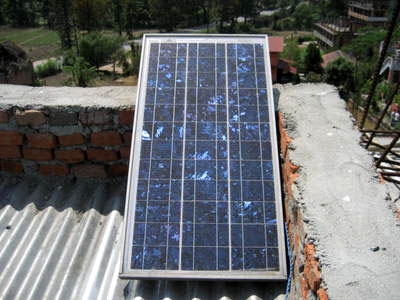 1 panneau solaire sur le toit