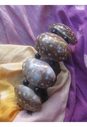BR311 bracelet coquillage tachete marron