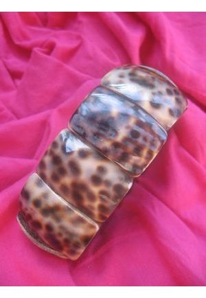 BR312 bracelet coquillage carre tachete