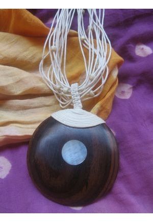 CO118 collier bois rond certi de fils et rond de nacre