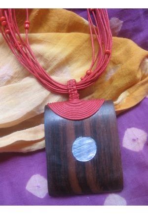 CO114 collier bois rectangle certi de fils et rond de nacre