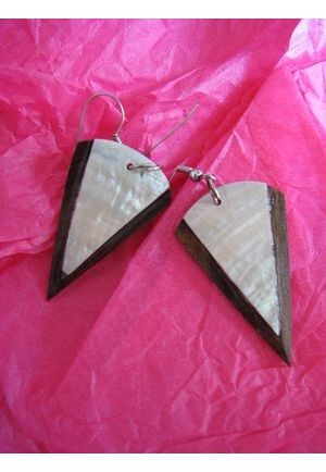 BO656 boucles d oreilles bois et nacre triangle