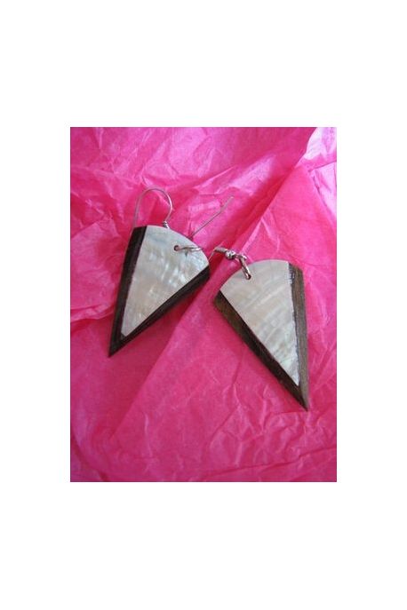 BO656 boucles d oreilles bois et nacre triangle