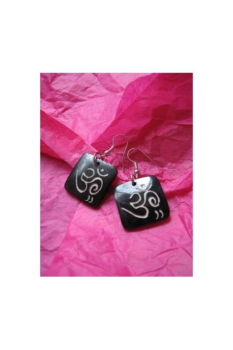 BO7028 Boucle d oreille os de buffle nepalais carre ohm