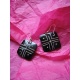 BO7027 Boucle d oreille os de buffle  carre croix petit rond