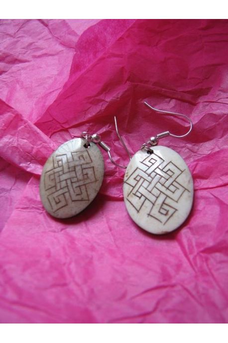 BO7030 Boucle d oreille os de buffle croix tibetaine blanche